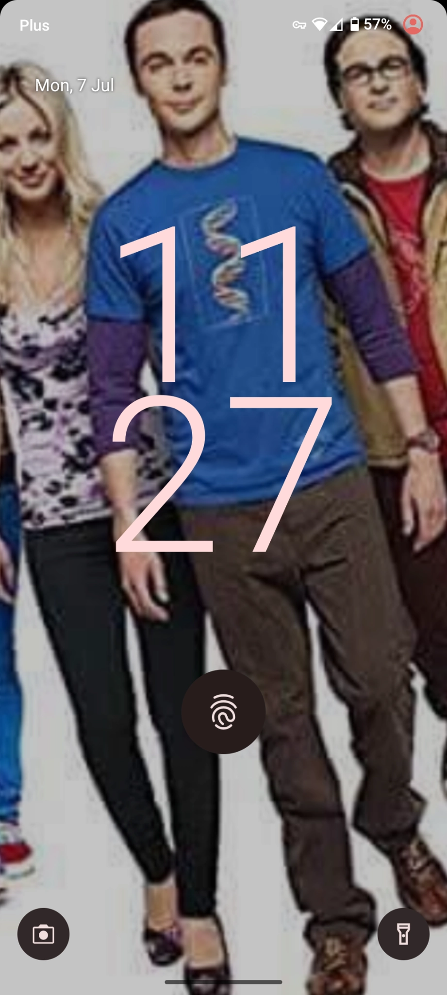 Lock screen showing low quality photo of cast from Bing Bang Theory