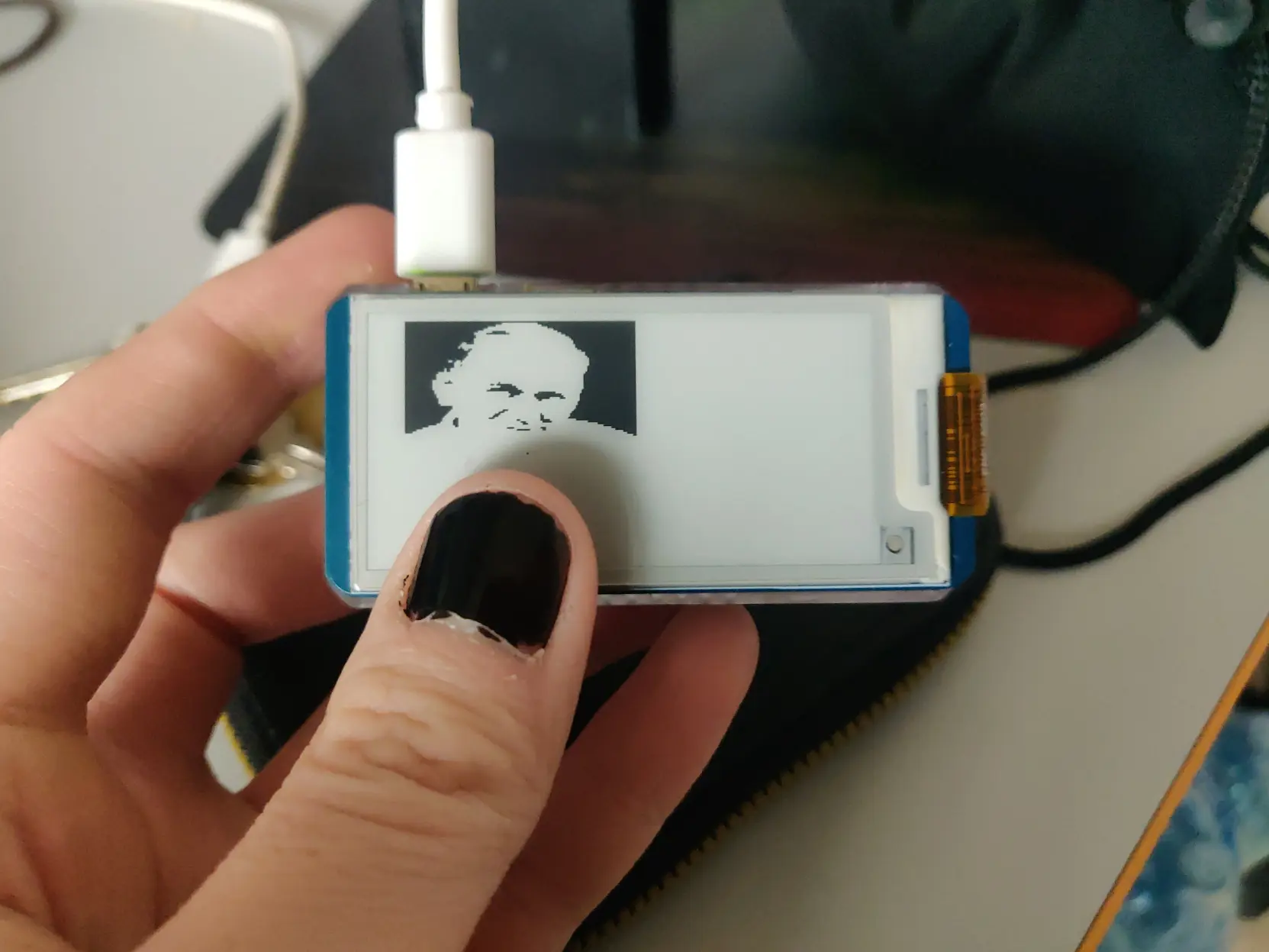 Raspberry Pi Zero 2W z wyświetlaczem e-ink pokazujący najświętszego Jana Pawła Drugiego głosiciela mowy duszpasterskiej