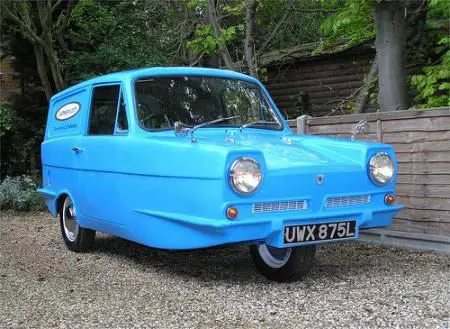 Blue car with 3 wheels